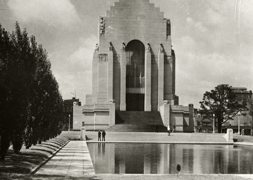 A black and white photograph from 1940 of the Anzac Memorial Hyde Park in Sydney.